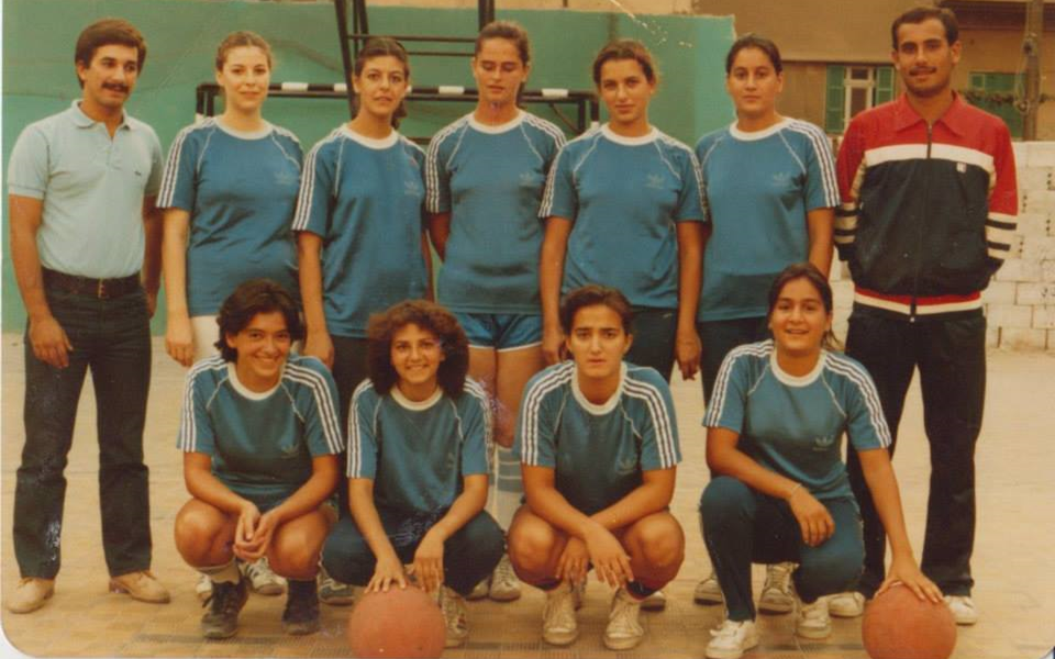 فريق سيدات نادي الوحدة عام 1985 على أرض ملعب نادي الثورة