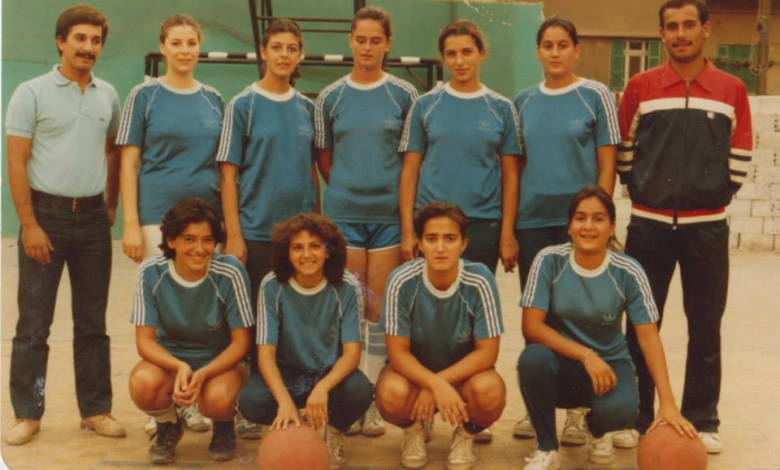 فريق سيدات نادي الوحدة عام 1985 على أرض ملعب نادي الثورة