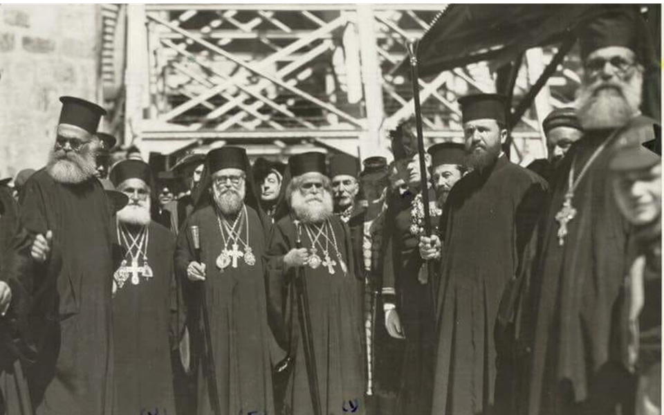 من أمام كنيسة القيامة لثلاثة بطاركة ومنهم البطريرك الكسندروس طحان 1942