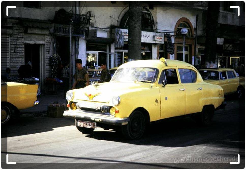 اللاذقية 1993- احدى سيارات السرفيس قبل مفرق شارع القوتلي في الشيخضاهر