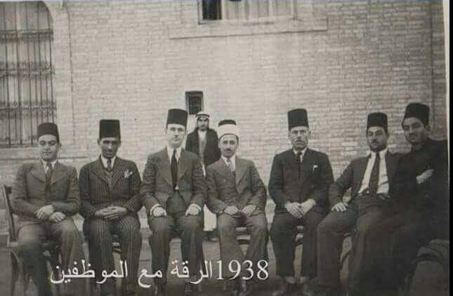 التاريخ السوري المعاصر - طاهر النعساني قائمقام الرقة مع بعض الموظفين في السرايا 1938
