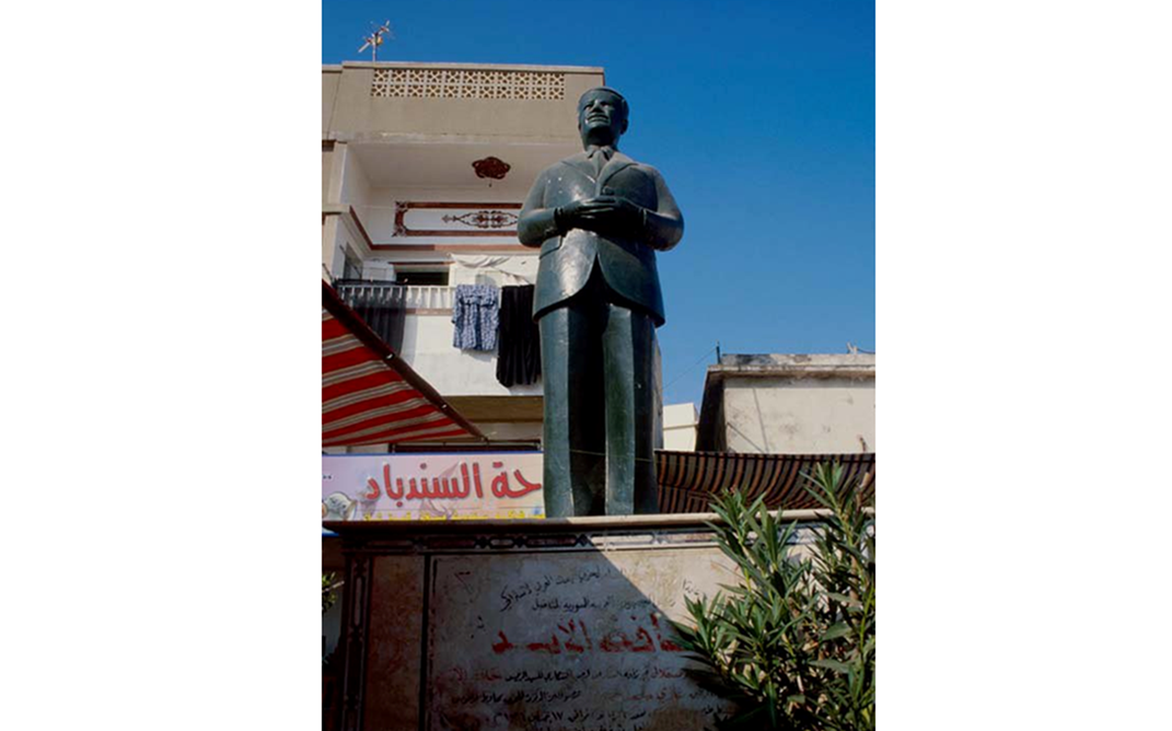 تمثال حافظ الأسد في مدخل جزيرة أرواد عام 1994