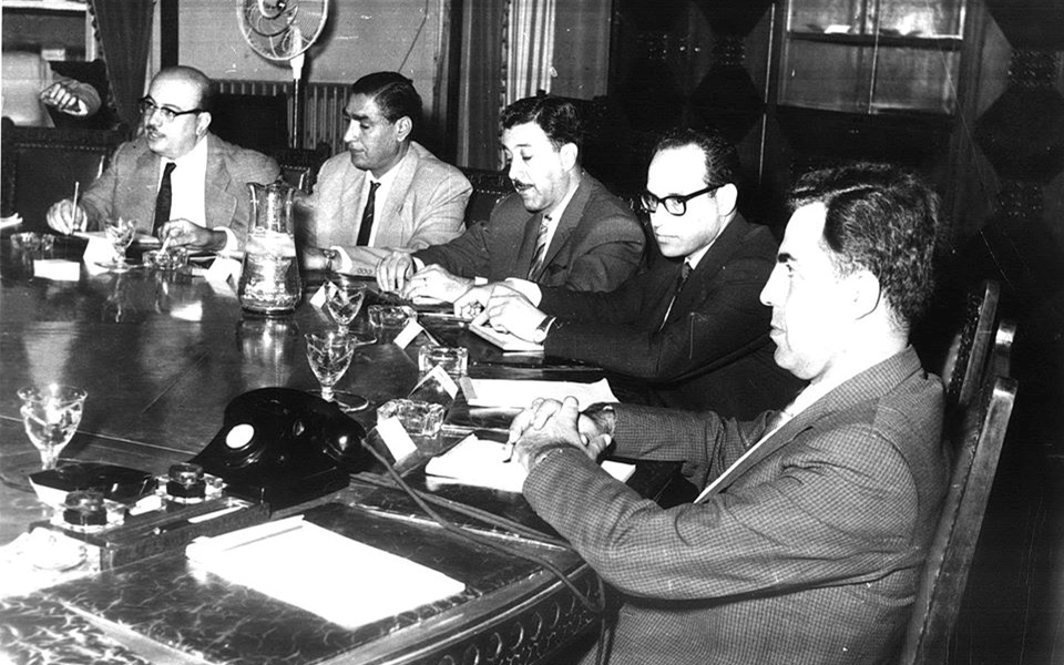 نور الدين الأتاسي في إحدى الاجتماعات في ستينيات القرن العشرين