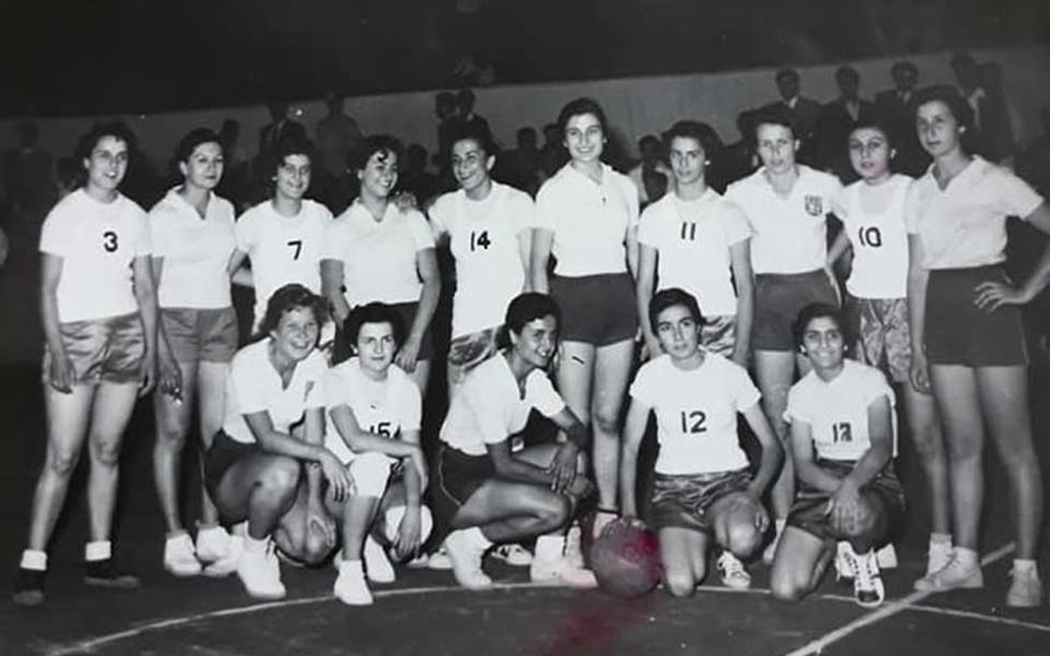 لقاء انسات نادي الفتيان الدمشقي وانسات نادي الهومنتمن اللبناني عام 1956