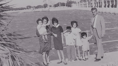  الأديب سلامة عبيد مع أسرته في القاهرة عام  1960م