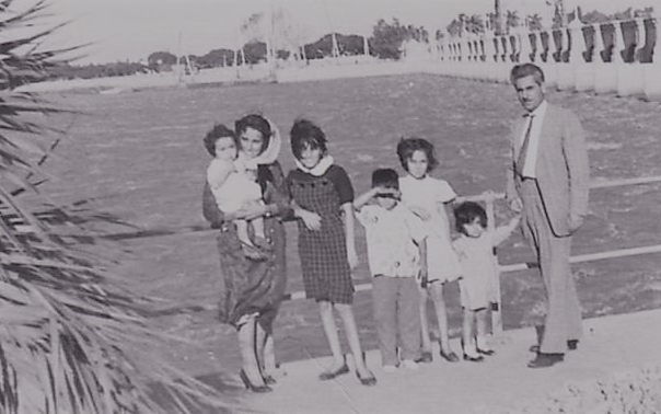  الأديب سلامة عبيد مع أسرته في القاهرة عام  1960م