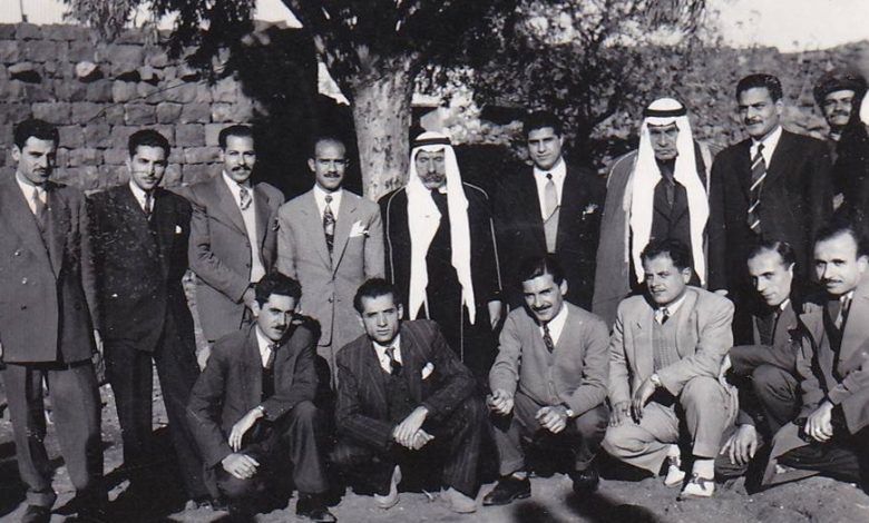 الأديب سلامة عبيد مع سلطان باشا الاطرش ومجموعة من أصدقائه
