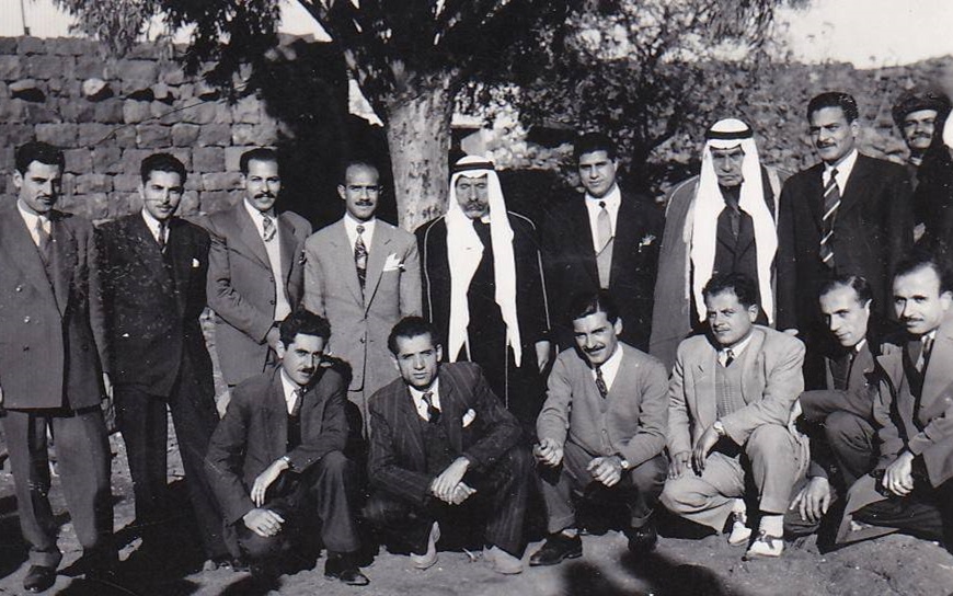 الأديب سلامة عبيد مع سلطان باشا الاطرش ومجموعة من أصدقائه