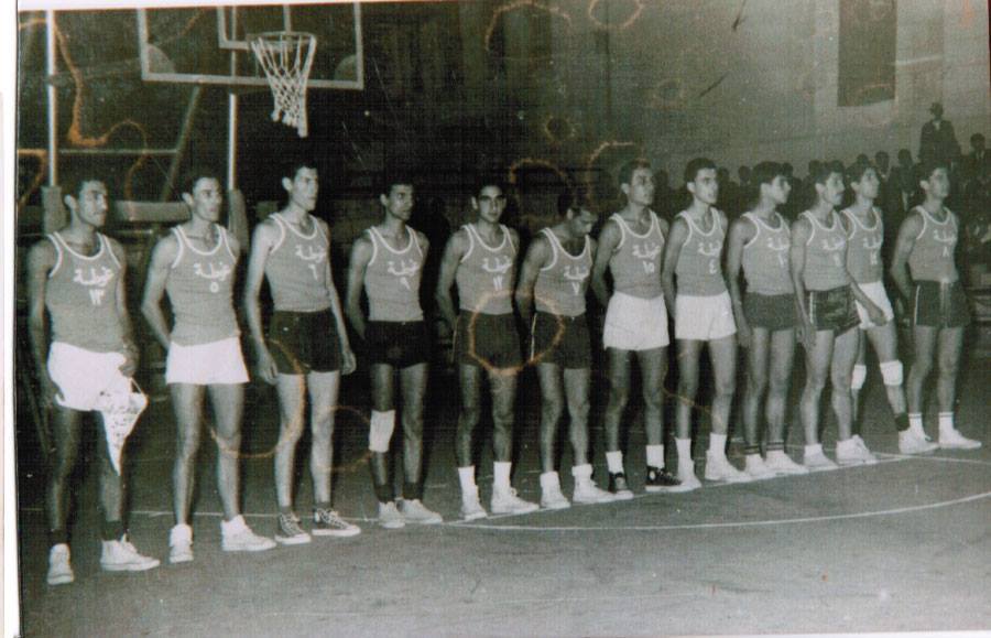 التاريخ السوري المعاصر - دمشق 1965 - فريق نادي الغوطة بكرة السلة وعلى أرض الملعب البلدي