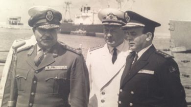 التاريخ السوري المعاصر - أمر القوى البحرية برفقة ضباط من البحرية السوفيتية في ميناء اللاذقية عام 1968