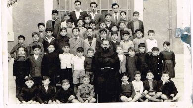 اللاذقية 1951 - الأب اسطفان سالم مع التلاميذ في مدرسة الأرض المقدسة