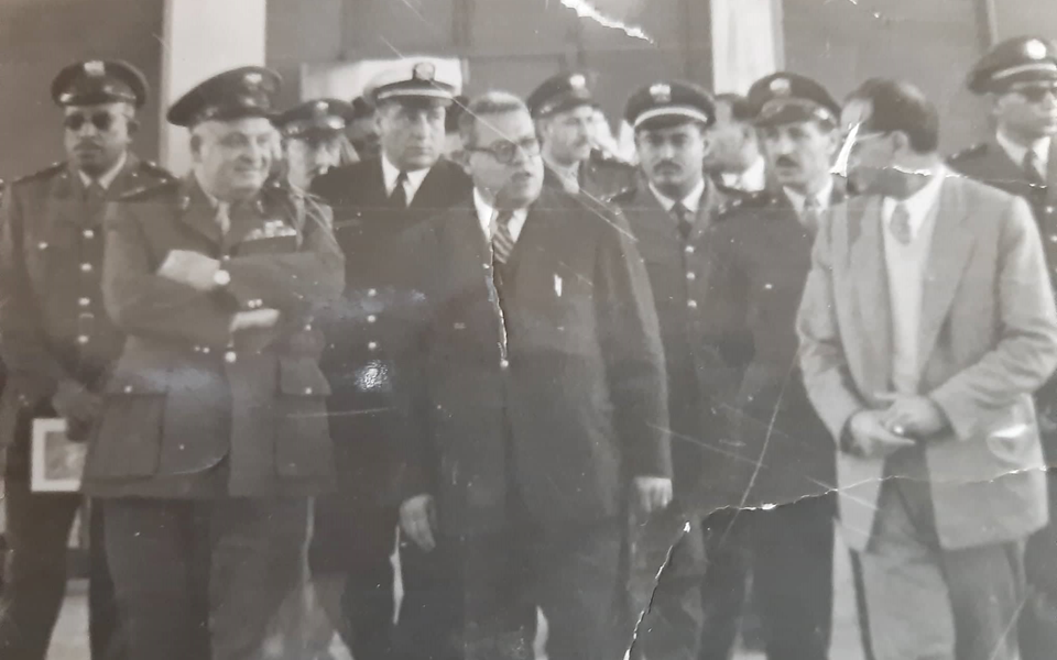 النقيب أحمد عنتر مع جمال الفيصل في الكويت عام 1960