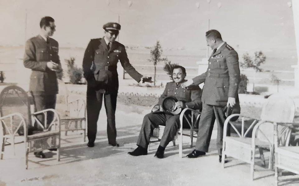 النقيب أحمد عنتر جلوساً وإلى يساره وقوفاً النقيب ناجي جميل