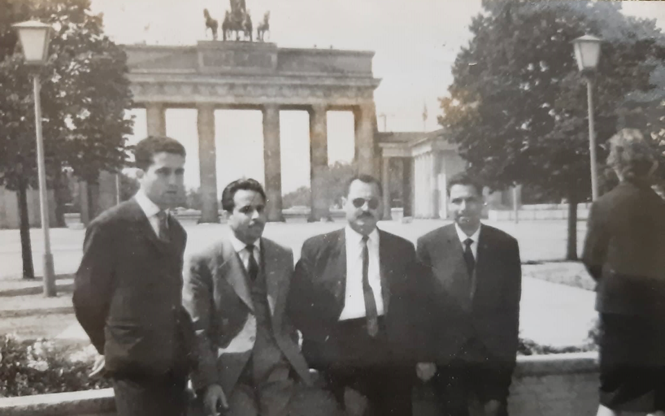 الرائد أحمد عنتر و أفراد من القوى الجوية في برلين 1965