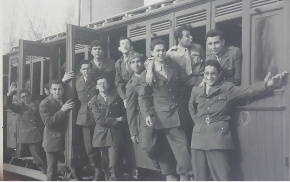 طلاب ثانوية دمشق الأميركية عام 1959 باللباس الفتوة في رحلة قطار الزبداني