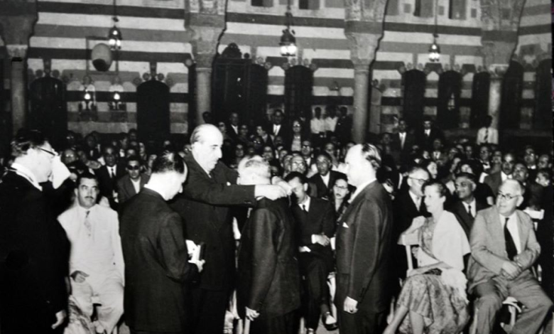 شكري القوتلي يقلد قادة فرقة فيينا السيمفونية ميدالية قصر العظم عام 1956
