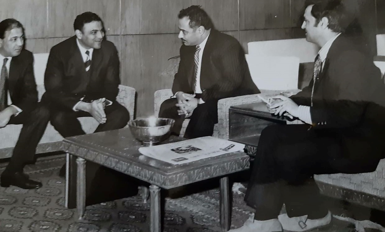 فاروق الشرع وأحمد عنتر في مقر شركة الطيران عام 1976