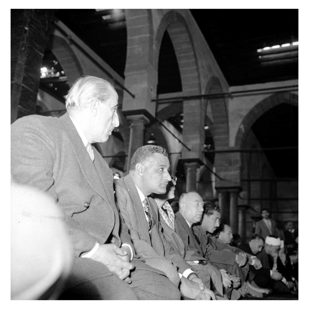 التاريخ السوري المعاصر - شكري القوتلي وجمال عبد الناصر يؤديان الصلاة فى الجامع الأزهر 1958 (1)