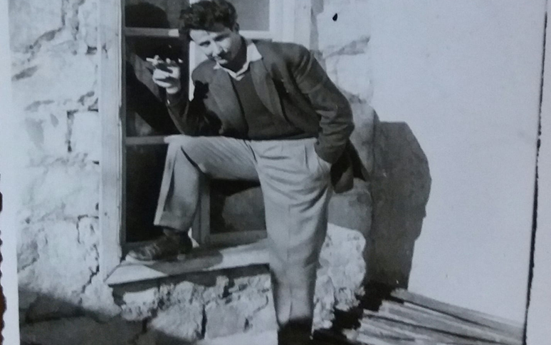 سامي الجندي في منزله بسلمية في خمسينيات القرن العشرين