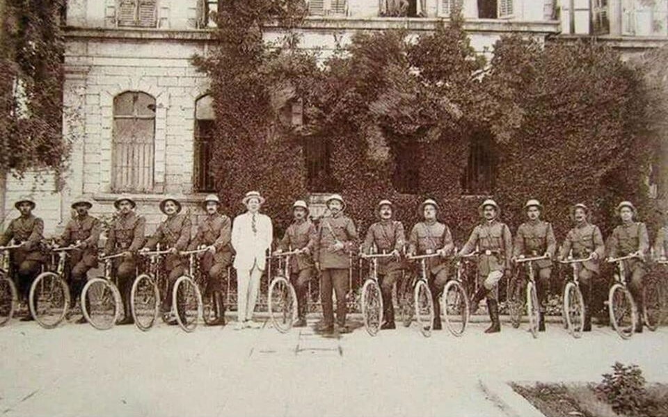 سرية من شرطة دمشق المتحركة على الدرجات الهوائية عام 1922