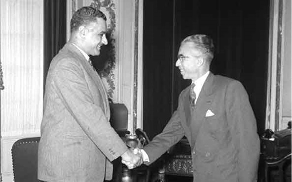 جمال عبد الناصر يستقبل ناظم القدسي عام 1956