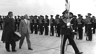 جمال عبد الناصر في وداع أمين الحافظ بعد انتهاء مؤتمر القمة العربي 1964 (1)