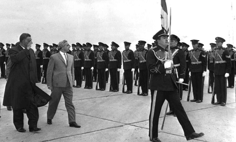 جمال عبد الناصر في وداع أمين الحافظ بعد انتهاء مؤتمر القمة العربي 1964 (1)