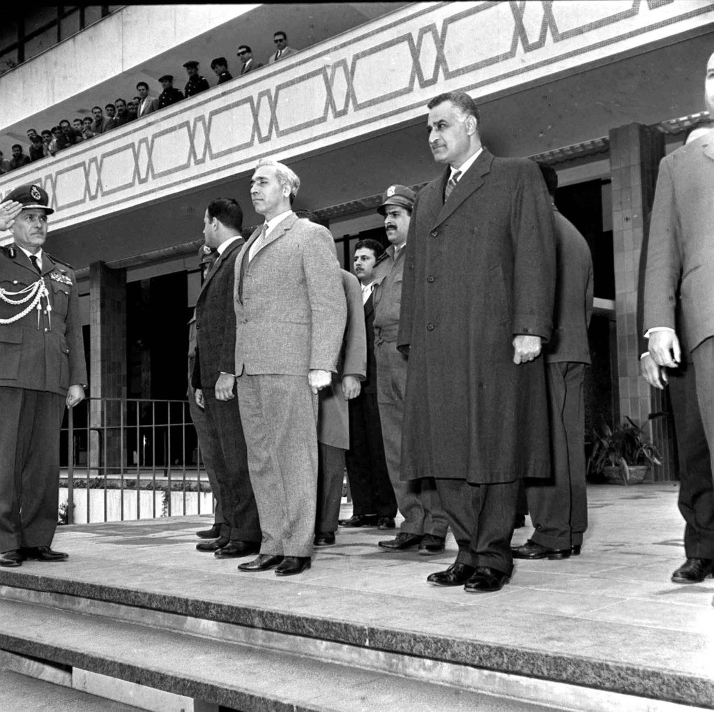 التاريخ السوري المعاصر - جمال عبد الناصر في وداع أمين الحافظ بعد انتهاء مؤتمر القمة العربي 1964 (3)