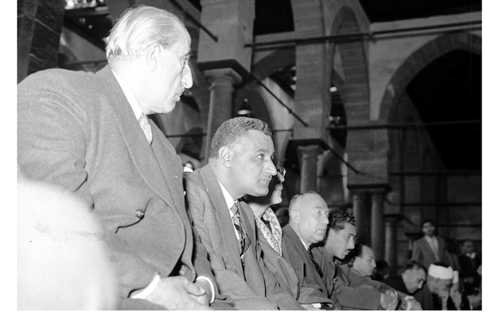شكري القوتلي وجمال عبد الناصر يؤديان الصلاة فى الجامع الأزهر 1958 (1)