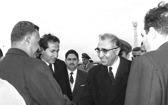 جمال عبد الناصر وصلاح الدين البيطار بعد انتهاء مؤتمر القمة العربي 1964