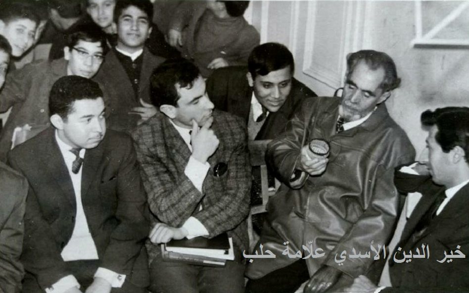 خير الدين الأسدي في إعدادية الحكمة محاطاً ببعض الأساتذة و الطلاب عام 1967