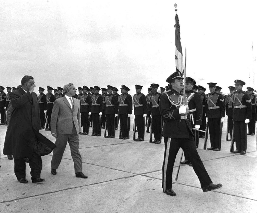   الرئيس جمال عبد الناصر  في وداع الرئيس  أمين الحافظ في الثامن عشر من كانون الثاني 1964م، بعد انتهاء أعمال مؤتمر القمة العربي الذي عقد في الثاني عشر من كانون الثاني 1964