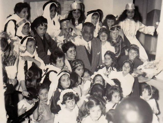 التاريخ السوري المعاصر - تلاميذ في استقبال جمال عبد الناصر أثناء زيارته إلى السويداء 1960