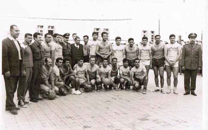 مباراة بين ثانوية التجهيز الأولى وفريق القوى الجوية بكرة اليد عام 1962