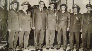 جمال عبد الناصر وجمال الفيصل عند إعلان تشكيل القيادة المشتركة السورية - المصرية عام 1955