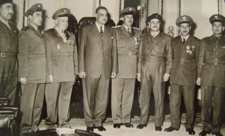 التاريخ السوري المعاصر - جمال عبد الناصر وجمال الفيصل عند إعلان تشكيل القيادة المشتركة السورية - المصرية عام 1955