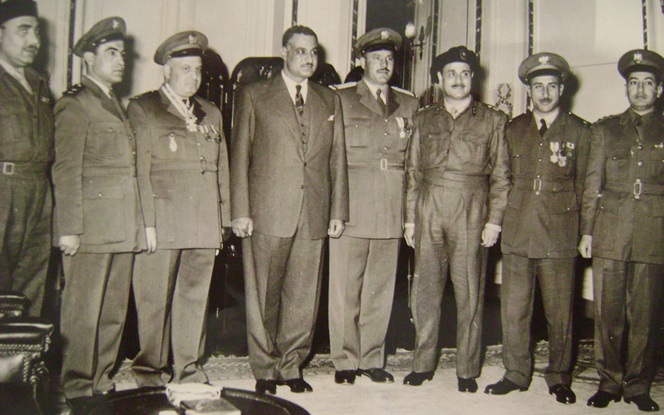 جمال عبد الناصر وجمال الفيصل عند إعلان تشكيل القيادة المشتركة السورية - المصرية عام 1955