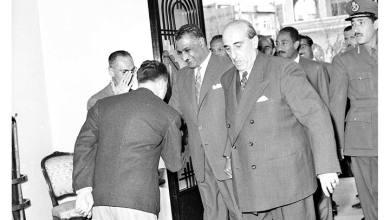 التاريخ السوري المعاصر - دمشق 1958- الرئيسان شكري القوتلي و جمال عبد الناصر عند باب قصر الضيافة 