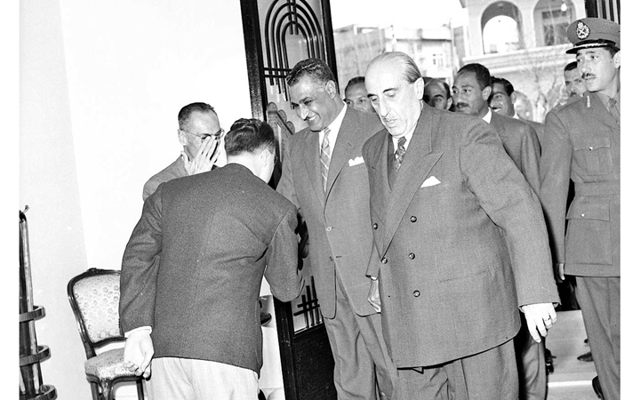 دمشق 1958- الرئيسان شكري القوتلي و جمال عبد الناصر عند باب قصر الضيافة 