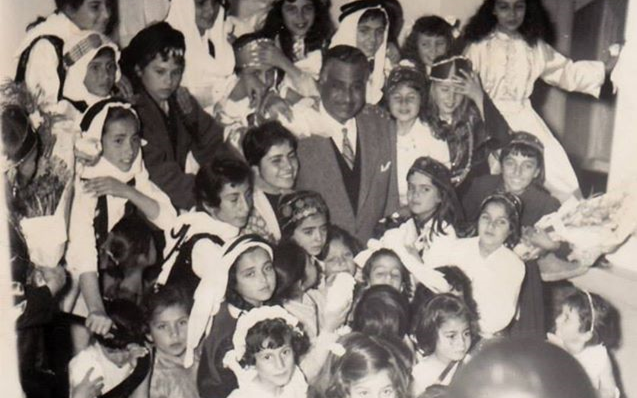 تلاميذ في استقبال جمال عبد الناصر أثناء زيارته إلى السويداء 1960