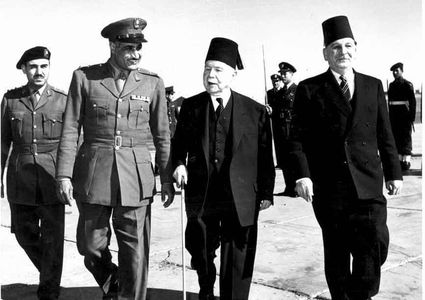جمال عبد الناصر يستقبل فارس الخوري بمطار الماظة عام 1955