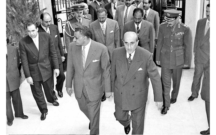دمشق 1958- شكري القوتلي يستقبل جمال عبد الناصر عند باب قصر الضيافة بعيد إعلان الوحدة (2)