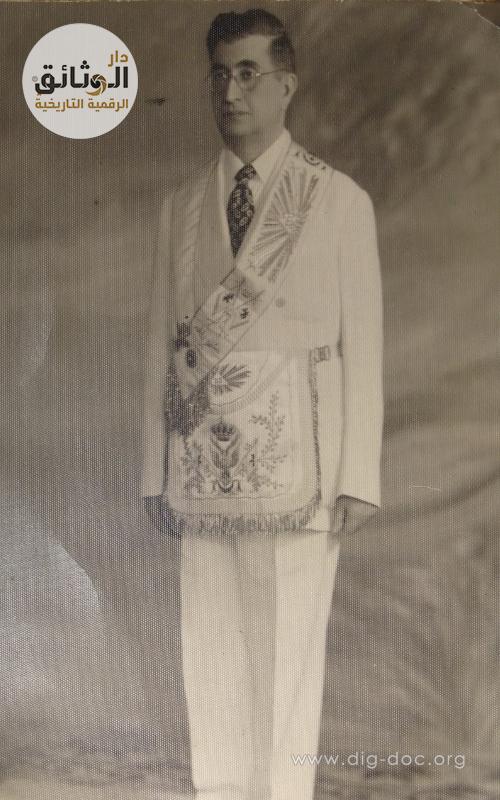 التاريخ السوري المعاصر - وجيه حلبي يرتدي اللباس الرسمي للمحفل الماسوني 1950م