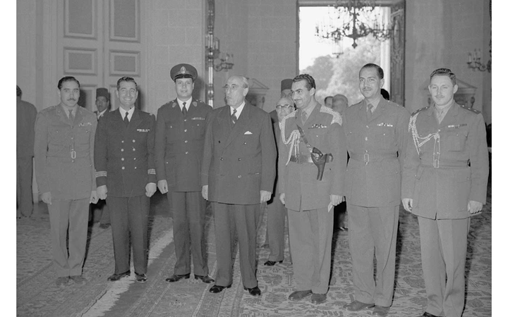 شكري القوتلي ومجموعة من الضباط في الاجتماع الأول بالقاهرة قبيل الوحدة (1)