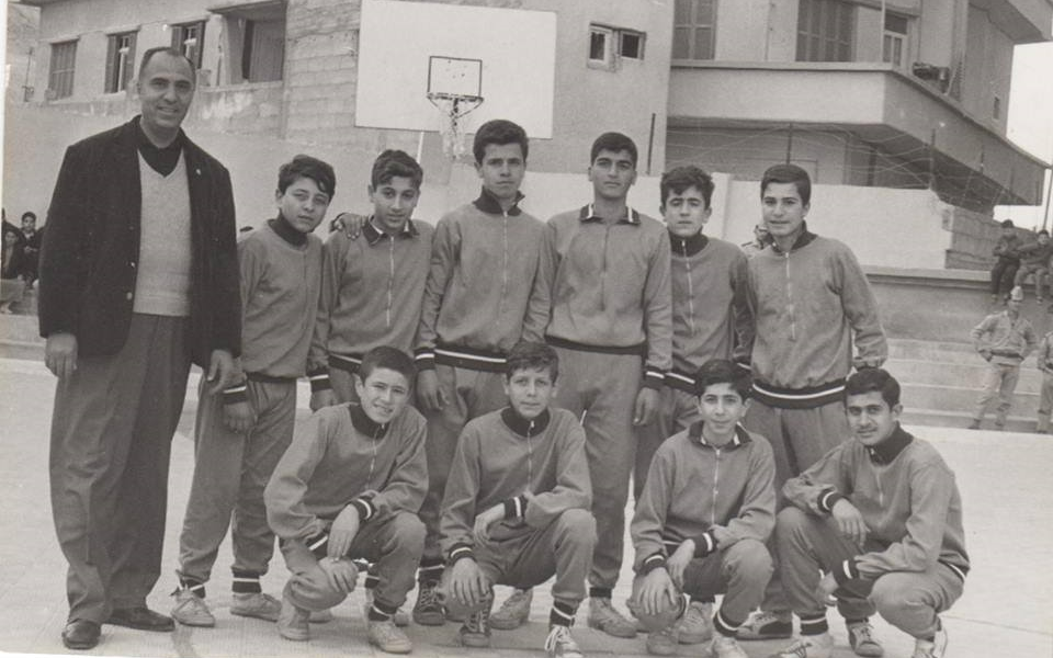فريق كرة السلة في مدرسة ابن خلدون في دمشق عام 1967