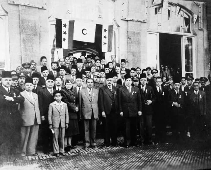 المشاركون في تأسيس الهلال الأحمر السوري بدمشق عام 1942