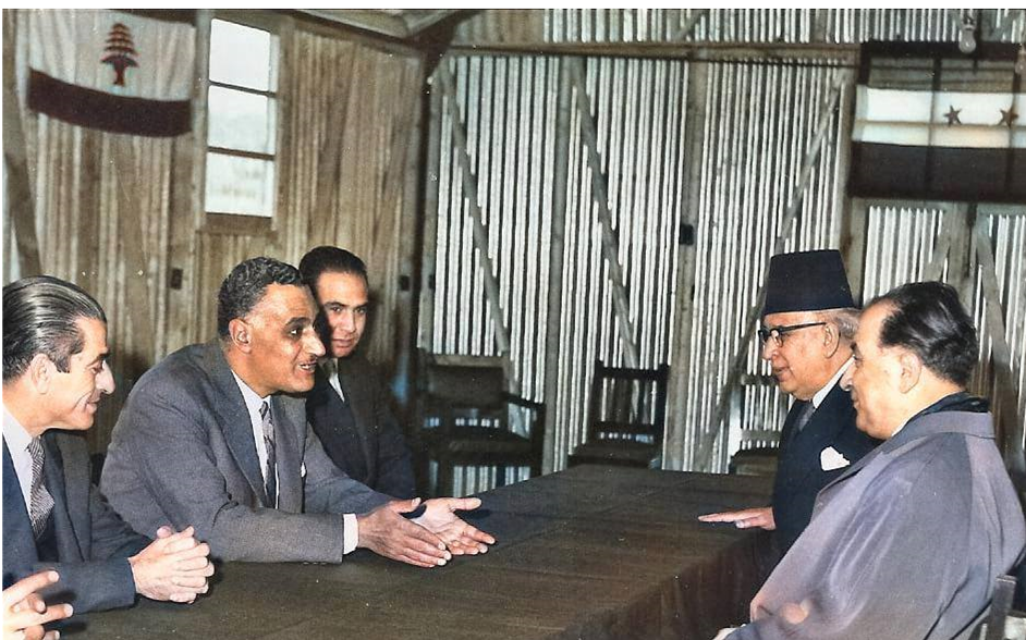 الرئيسان جمال عبد الناصر وفؤاد شهاب في خيمة عند الحدود اللبنانية-السورية عام 1959