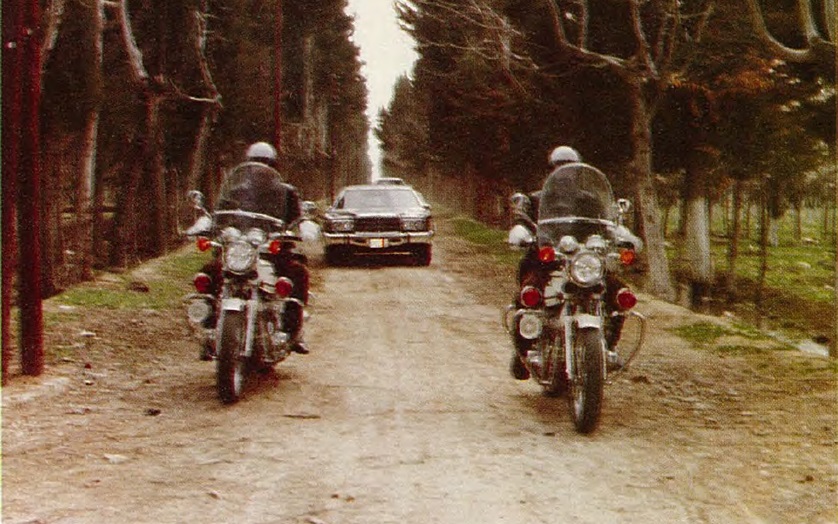 Entraînement au défilé dans l'école militaire secondaire pour filles de Damas, en Syrie, en 1972. (Photo by Paolo KOCH/Gamma-Rapho via Getty Images)