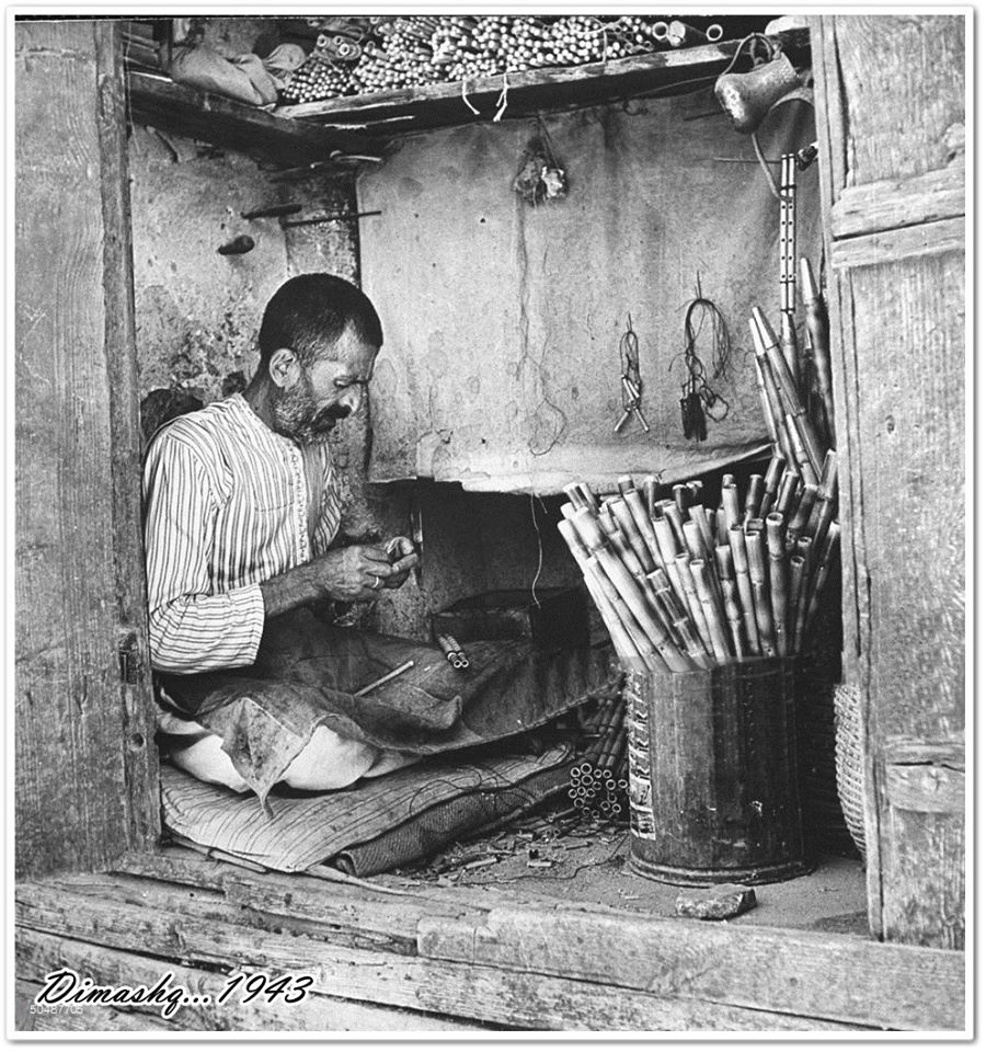 التاريخ السوري المعاصر - دمشق - حرفي يصنع المزمار  أو الناي عام 1943م