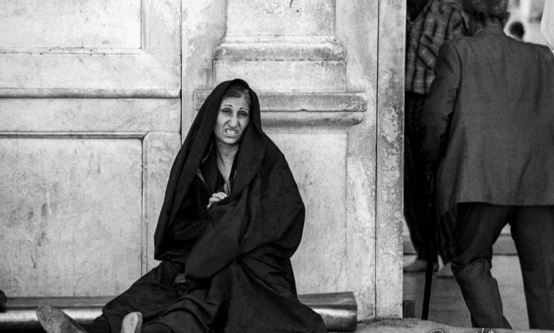 التاريخ السوري المعاصر - سيدة إيرانية قرب باب المسجد الأموي في دمشق- عام 1985